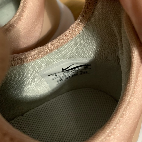 Women’s Nike shoes size 9 - Picture 2 of 7